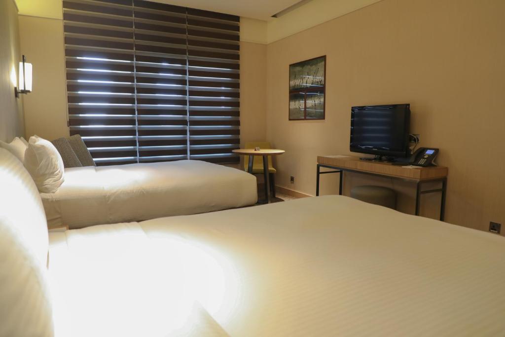 Двухместный (Двухместный номер PLUS с 2 отдельными кроватями (размещение в ночное/дневное время не более чем на 12 часов, с 20:00/08:00 до 08:00/20:00)) отеля Aerotel Abu Dhabi, Абу-Даби