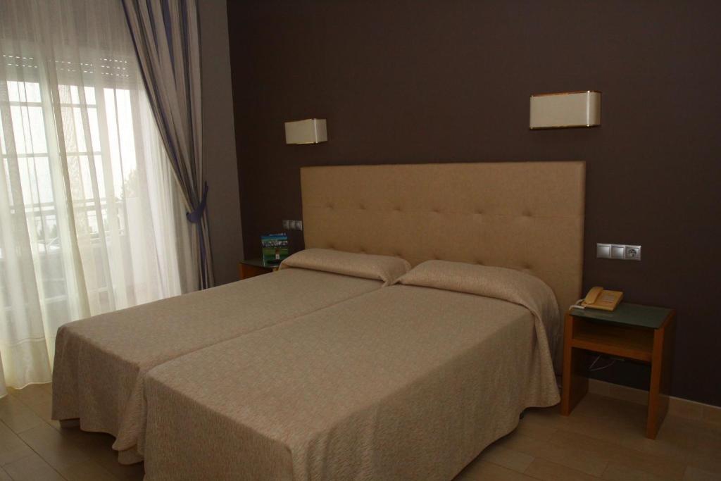 Трехместный (Двухместный номер с 1 кроватью и дополнительной кроватью (для 2 взрослых и 1 ребенка)) отеля Hotel Luz de Luna, Виго