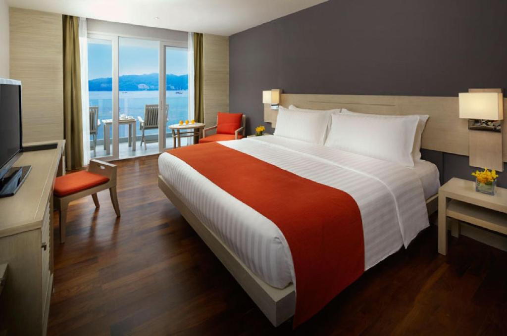 Трехместный (Улучшенный двухместный номер с 1 кроватью, вид на океан) курортного отеля Amari Phuket, Пхукет