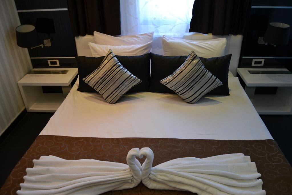 Двухместный (Улучшенный двухместный номер с 1 кроватью или 2 отдельными кроватями, вид на горы) отеля Sokoterme Hotel, Сокобаня