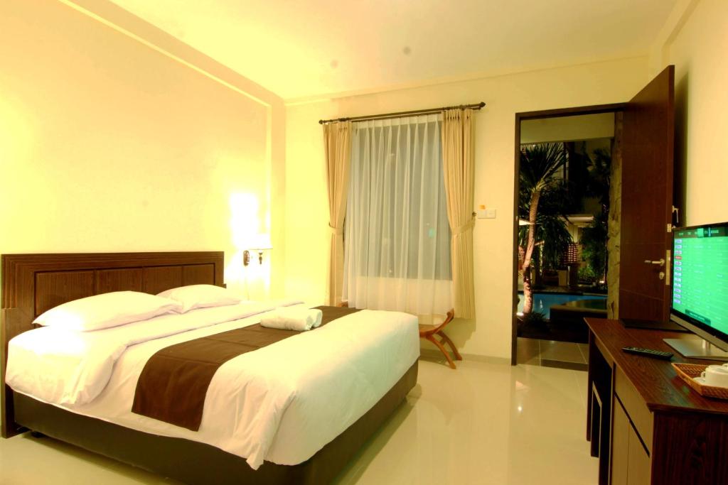 Двухместный (Двухместный номер Делюкс с 1 кроватью или 2 отдельными кроватями и видом на бассейн, бесплатный трансфер от или до аэропорта (в 1 сторону)) отеля Manggar Indonesia Hotel, Кута