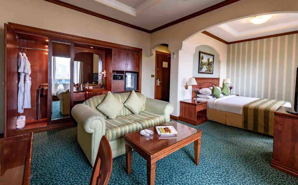 Трехместный (Представительский трехместный номер с балконом и видом на рынок) отеля Riviera Hotel, Дубай