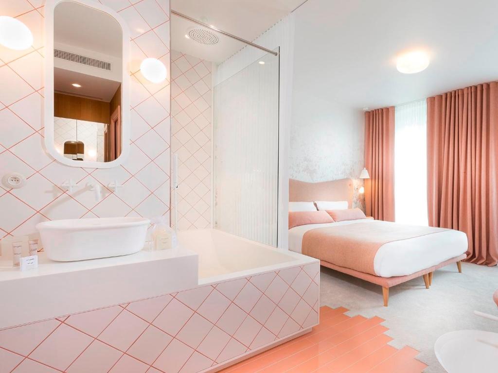 Двухместный (Улучшенный двухместный номер с 1 кроватью) отеля Hotel le Lapin Blanc, Париж