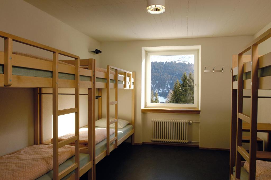 Номер (Односпальная кровать в общем номере с 6 кроватями) хостела Valbella-Lenzerheide Youth Hostel, Ленцерхайде