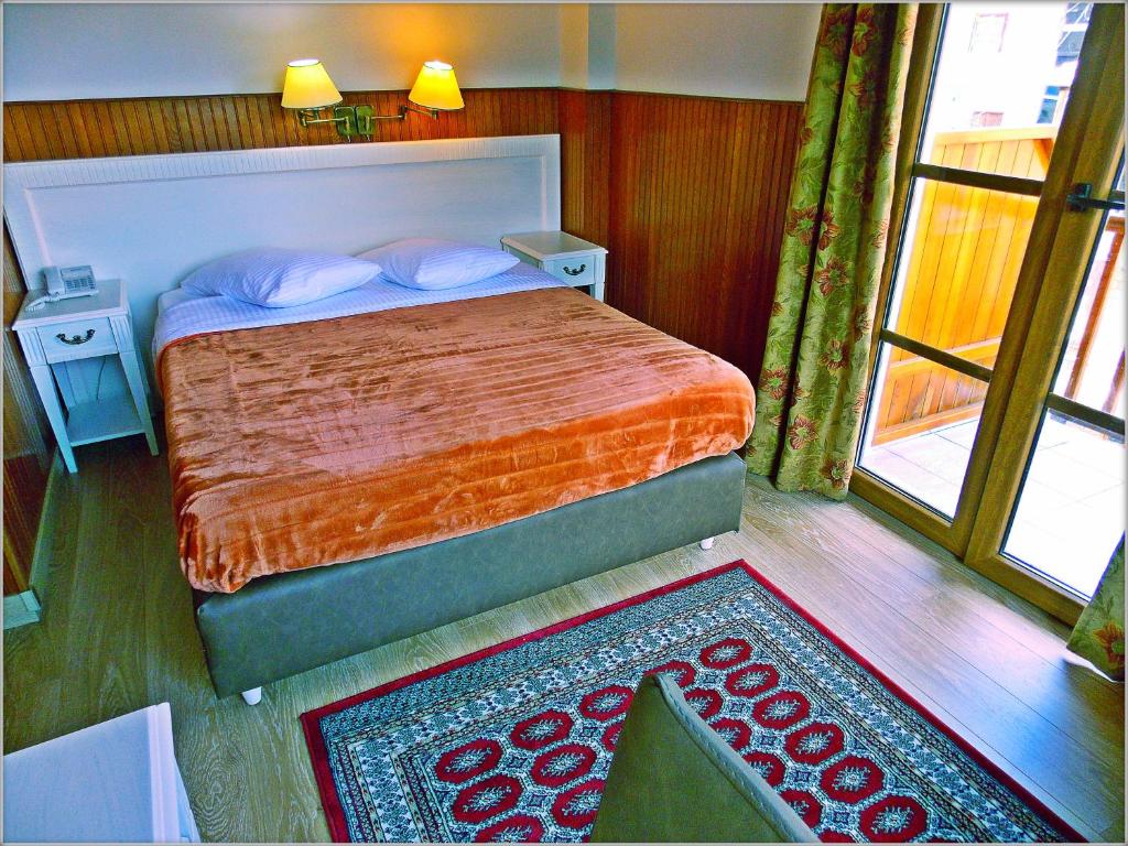 Двухместный (Двухместный номер с 1 кроватью, гидромассажным душем и видом на горы) отеля Hotel Olympic, Мецовон