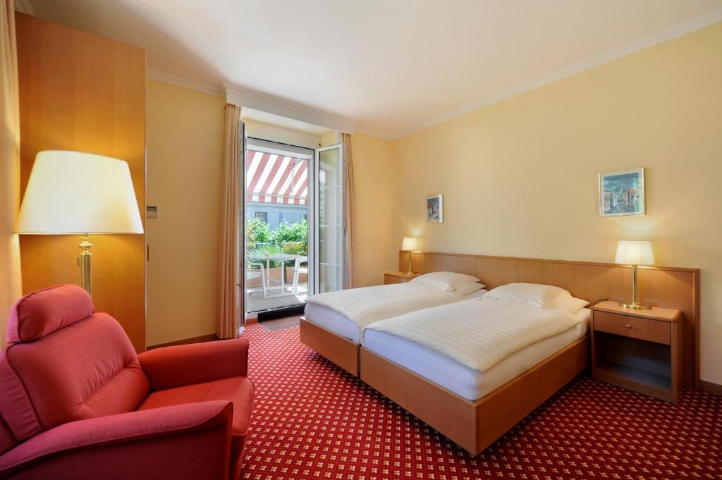 Двухместный (Улучшенный двухместный номер с 2 отдельными кроватями и балконом) отеля Elite, Лозанна