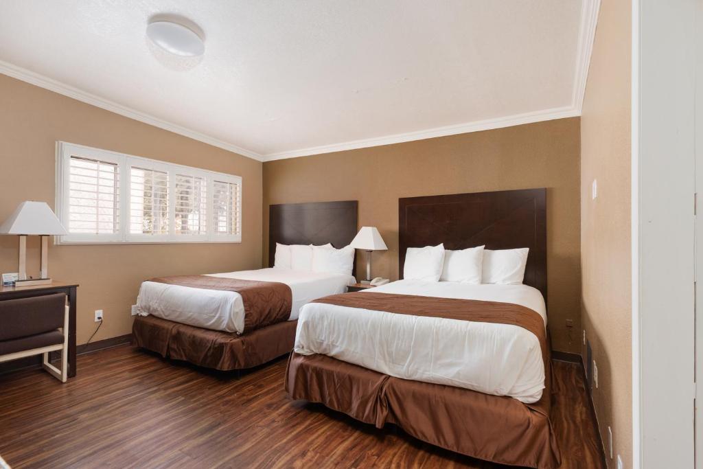 Четырехместный (Номер Делюкс для некурящих с 2 кроватями размера «Queen-size») отеля Americas Best Value Inn & Suites Anaheim, Анахайм