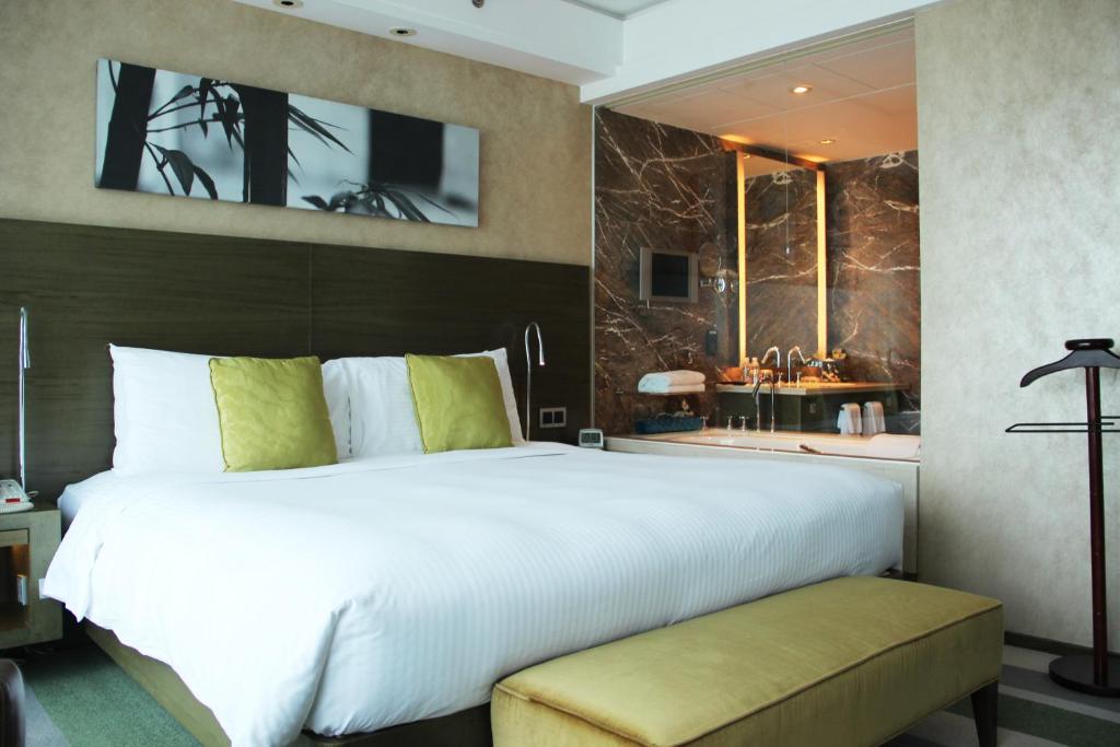 Двухместный (Стандартный номер с кроватью размера «king-size») отеля The Eton Hotel Shanghai, Шанхай