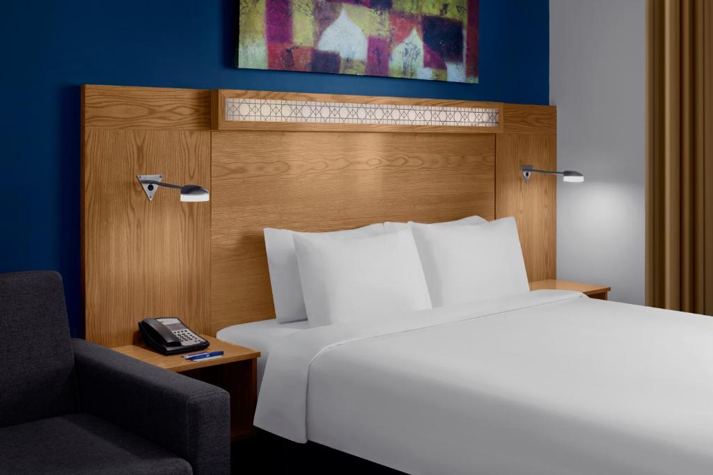 Четырехместный (Стандартный номер с кроватью размера «king-size» - Подходит для гостей с ограниченными физическими возможностями) отеля Holiday Inn Express Dubai Airport, Дубай