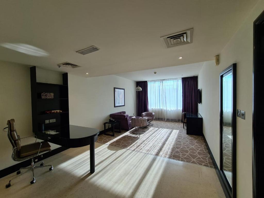 Сьюит (Люкс с 1 спальней с кроватью размера «king-size» и видом на город) отеля Holiday Inn Dubai Al Barsha, Дубай