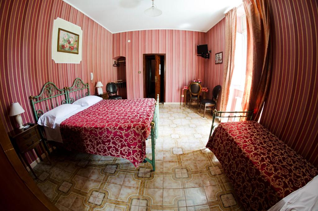 Трехместный (Трехместный номер) отеля Hotel Villa Maria, Неаполь