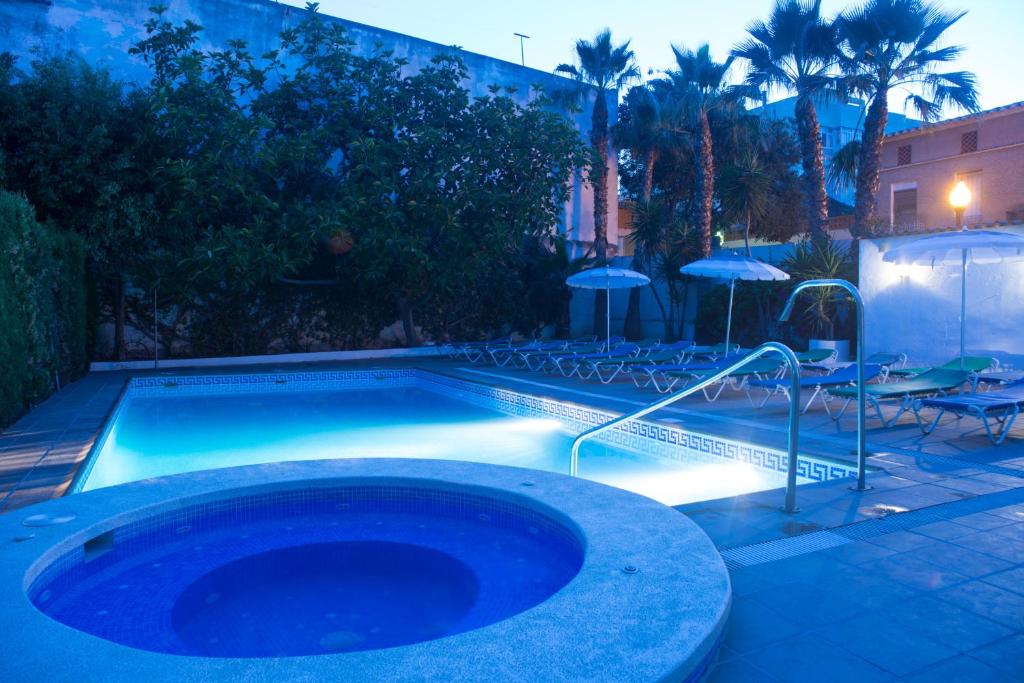 Hotel Avenida with pool