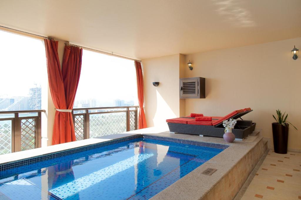 Апартаменты (Люкс с 2 спальнями и собственным бассейном) отеля Arjaan by Rotana - Dubai Media City, Дубай