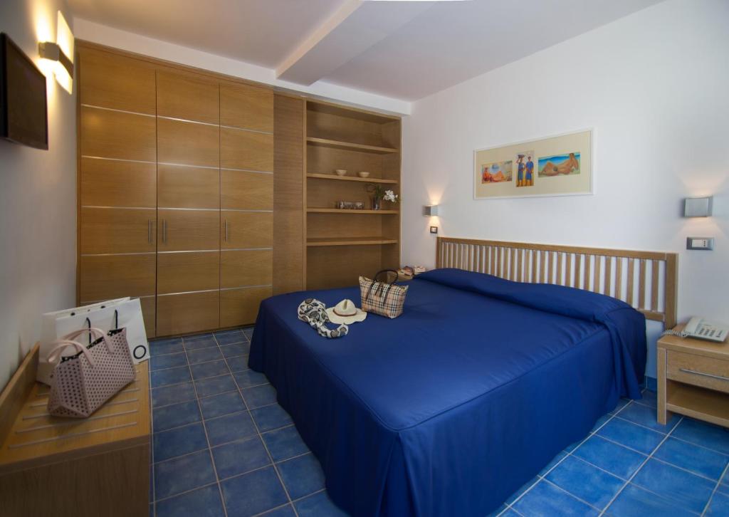 Двухместный (Улучшенный двухместный номер с 1 кроватью и боковым видом на море) отеля Grifo Hotel Charme & SPA, Искья