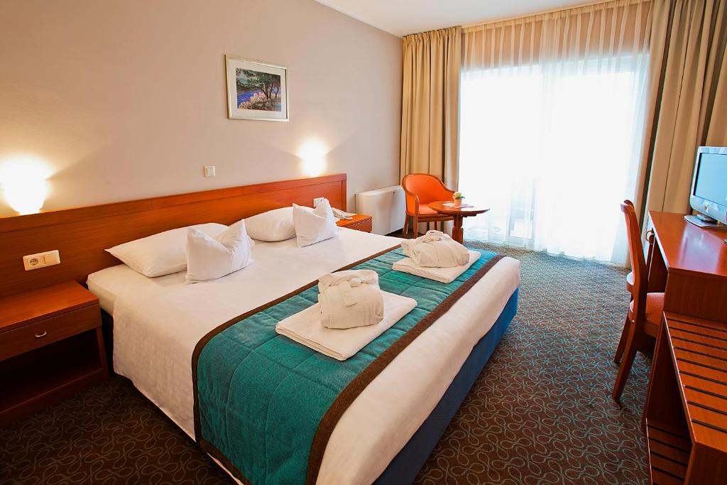 Двухместный (Улучшенный двухместный номер с 1 кроватью и видом на море) отеля Spa & Wellness Hotel Pinia, Малинска