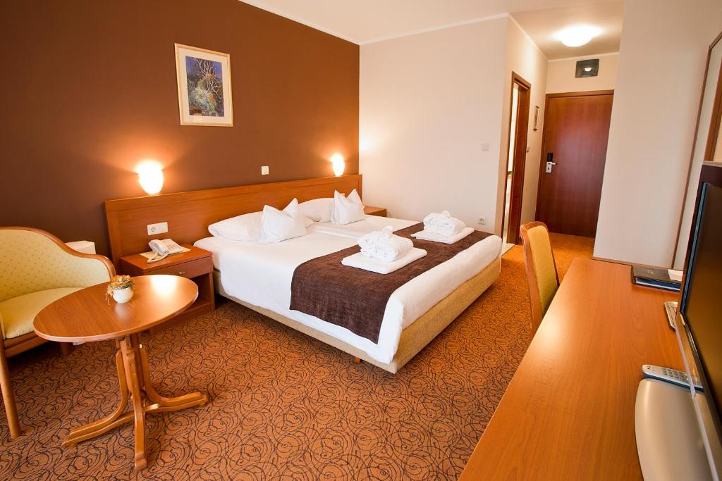 Двухместный (Двухместный номер с 1 кроватью и балконом) отеля Spa & Wellness Hotel Pinia, Малинска