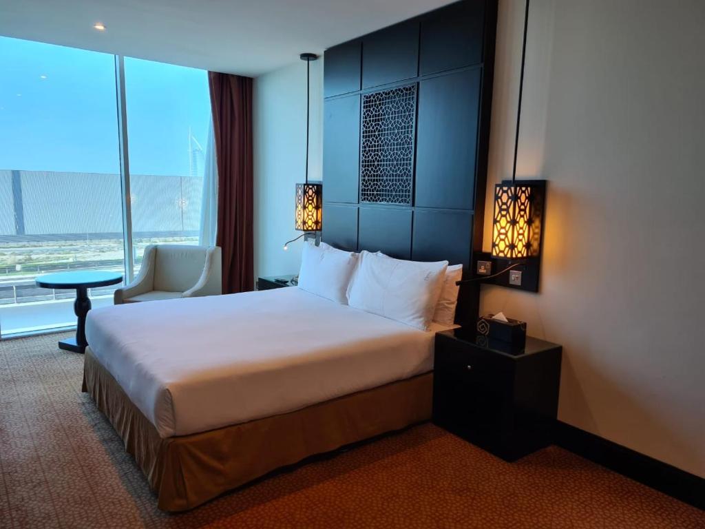 Двухместный (Стандартный номер с кроватью размера «king-size» и видом на город) отеля Holiday Inn Dubai Al Barsha, Дубай