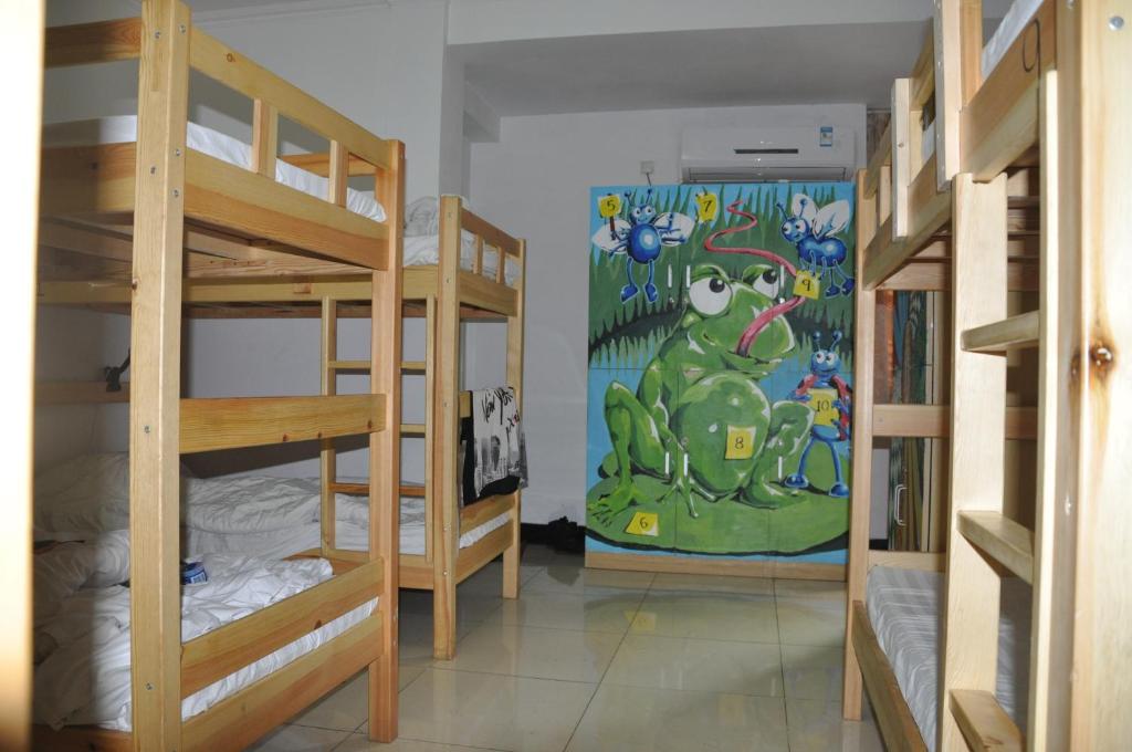 Семейный (Basic Family Room (5 Adults)-only for China mainland citizens with Chinese ID card) хостела Three Legged Frog Hostel, Пекин