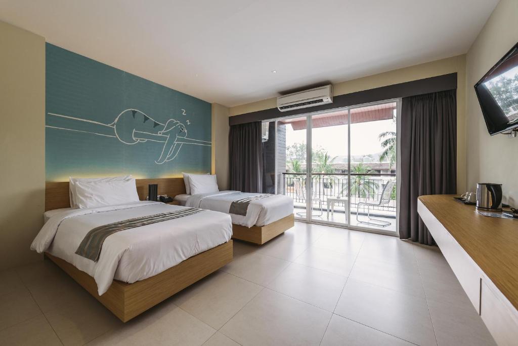 Двухместный (Двухместный номер Делюкс с 2 отдельными кроватями) отеля TIRAS Patong Beach Hotel, Пхукет