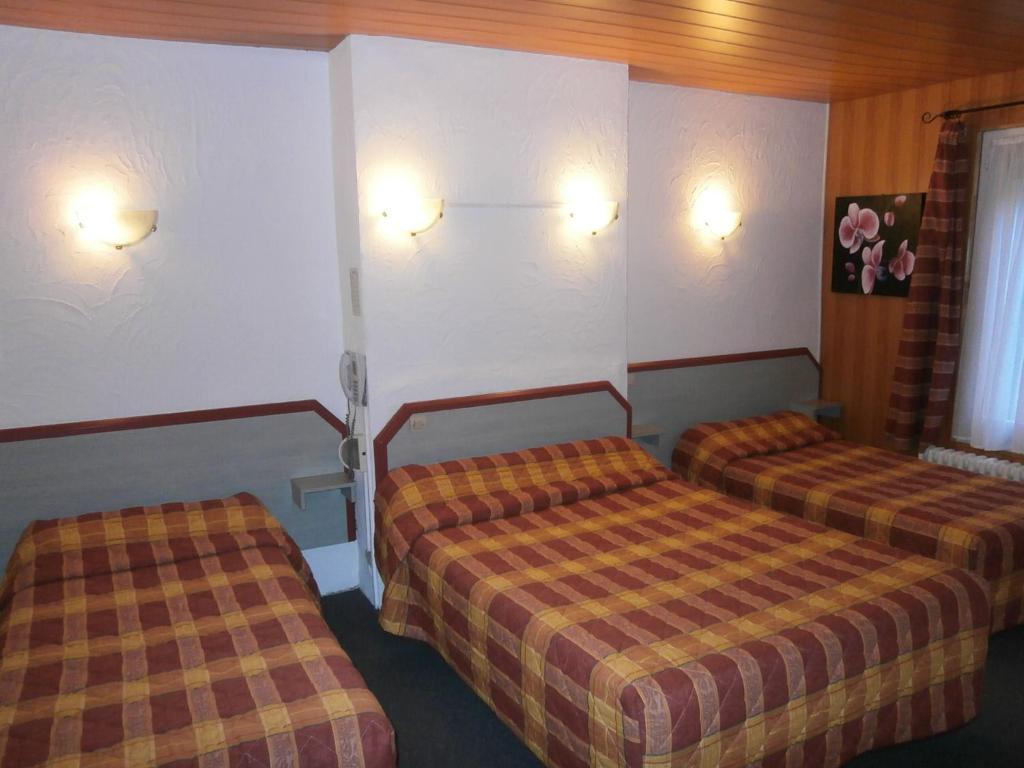 Трехместный (Трехместный номер с односпальными кроватями) отеля Hotel Beausejour, Руан