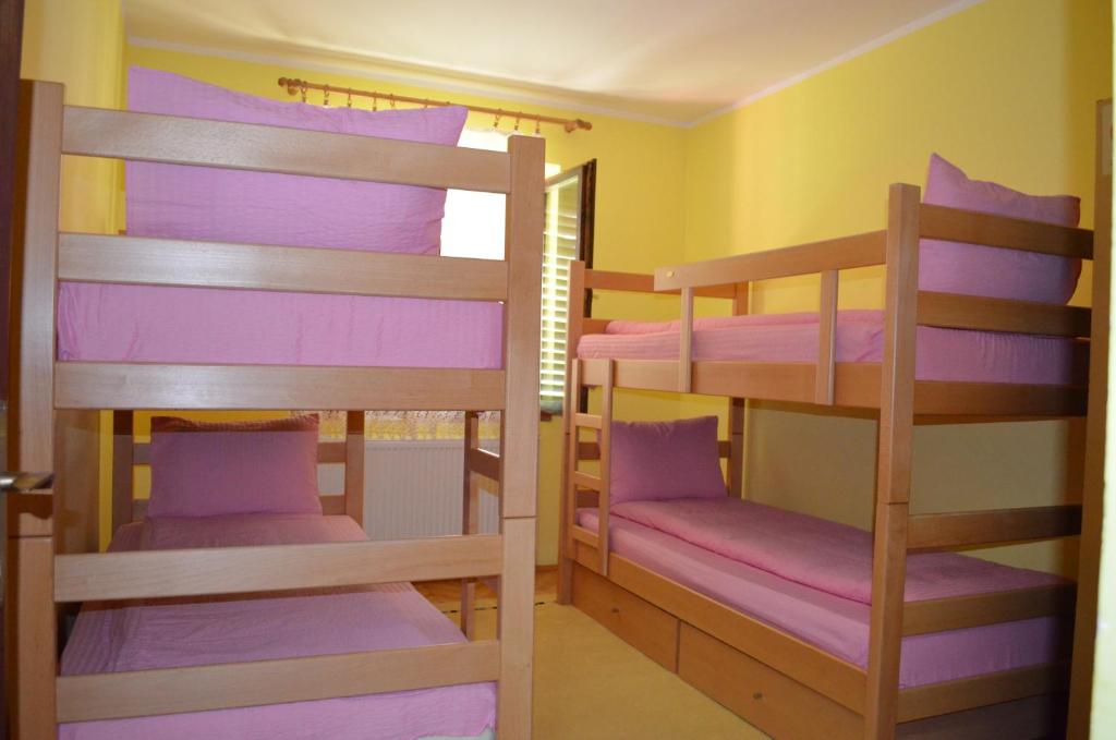 Номер (Кровать в общем номере с 4 кроватями) хостела Hostel Marvel, Ниш