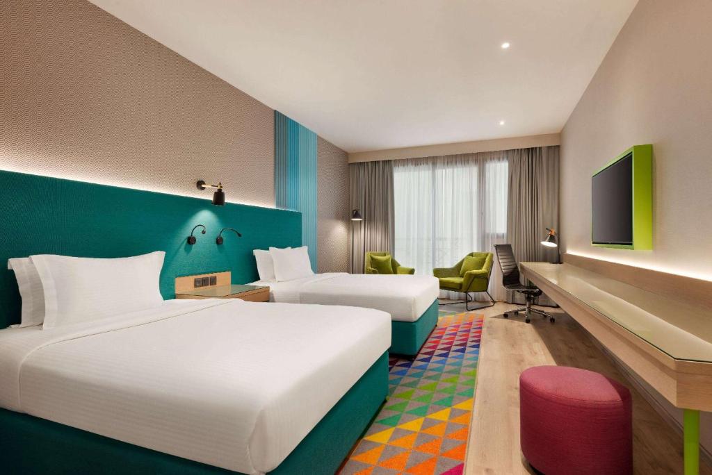 Четырехместный (Номер Делюкс с 2 отдельными кроватями) отеля The Country Club Hotel Dubai, Дубай