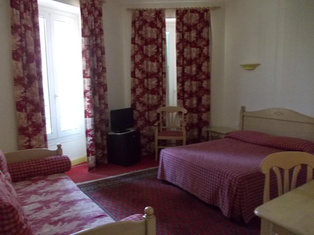 Трехместный (Трехместный номер (для 2 взрослых и 1 ребенка)) отеля Hotel Marcellin, Больё-сюр-Мер