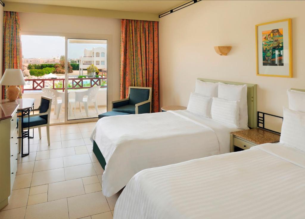 Двухместный (Стандартный двухместный номер с 2 отдельными кроватями, вид на бассейн — Со стороны гор) курортного отеля Sharm El Sheikh Marriott Resort, Шарм-эль-Шейх