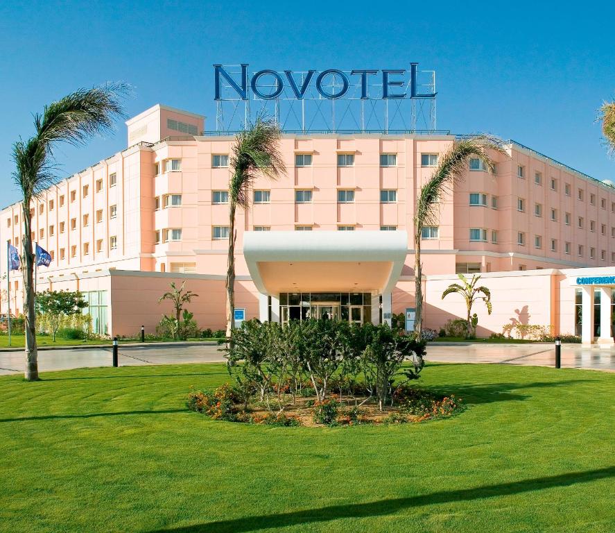 Двухместный (Улучшенный двухместный номер с 2 отдельными кроватями) отеля Novotel Cairo 6th Of October, Имени 6 октября
