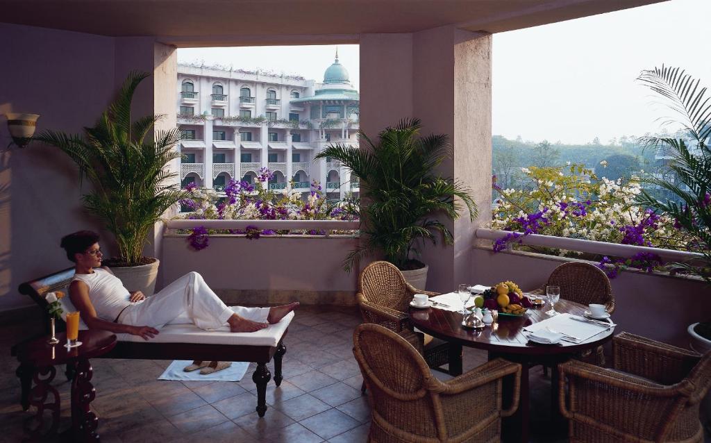 Сьюит (Turret Suite with Kitchenette, BMW Airport Transfers & Cocktail hours) отеля The Leela Palace Bangalore, Бангалор