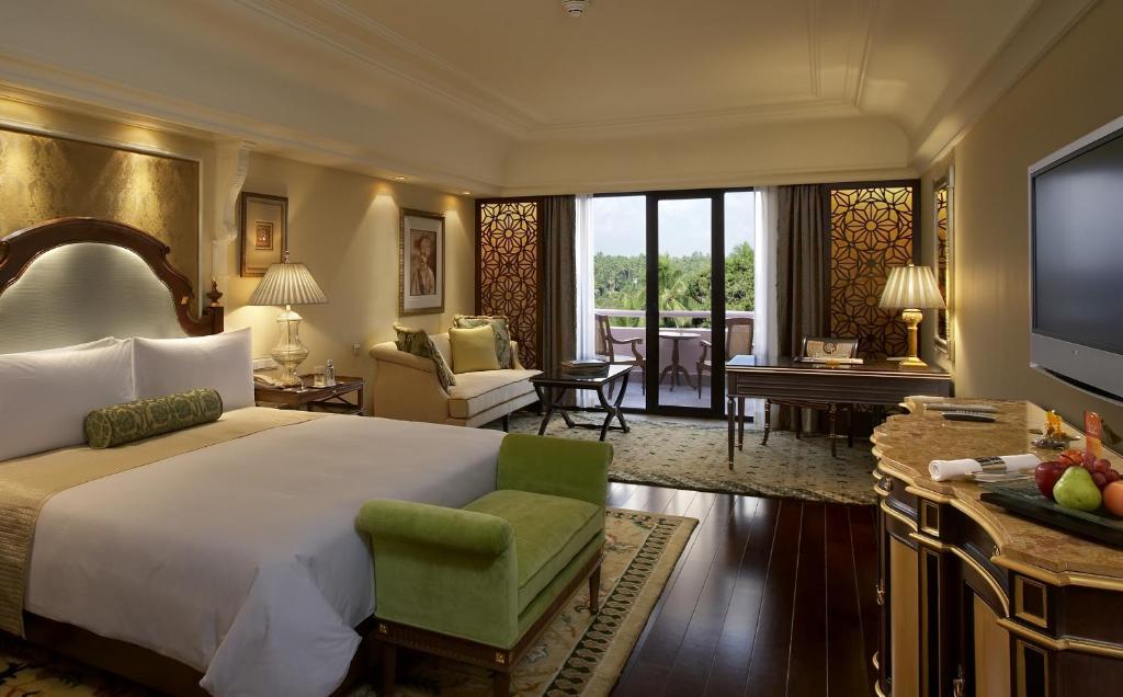Трехместный (Royal Premier Room with Balcony and in-room Bathtub) отеля The Leela Palace Bangalore, Бангалор
