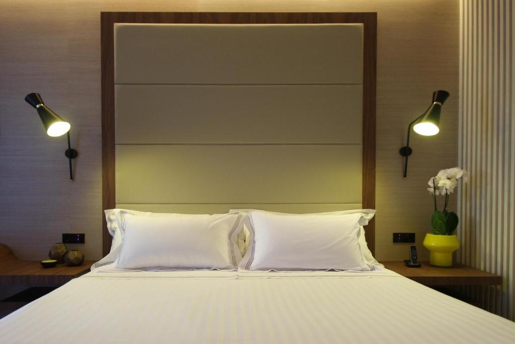 Трехместный (Двухместный номер с 1 кроватью или 2 отдельными кроватями и дополнительной кроватью) отеля BessaHotel Liberdade, Лиссабон