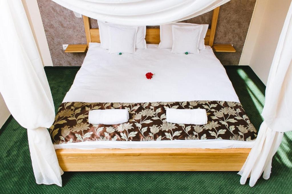Двухместный (Большой двухместный номер с 1 кроватью) отеля Pensiune Restaurant Flamingo, Сигету-Мармацией