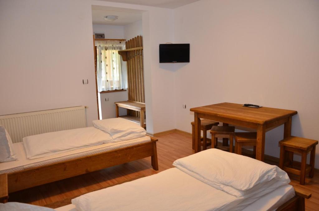 Двухместный (Двухместный номер с 1 кроватью, собственной ванной комнатой и 2 дополнительными кроватями) отеля LaPociu, Аришени