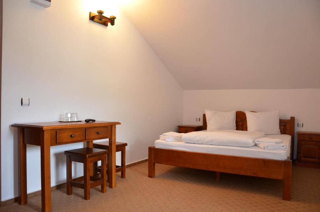 Двухместный (Двухместный номер с1 кроватью, собственной ванной комнатой и дополнительной кроватью) отеля LaPociu, Аришени