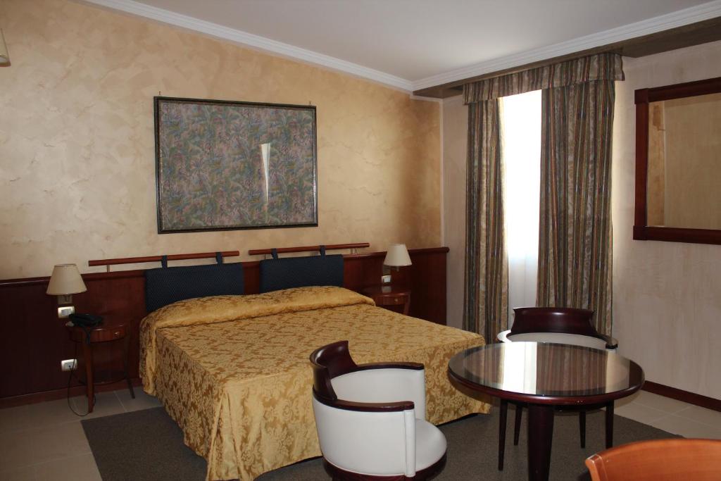 Двухместный (Улучшенный двухместный номер с 1 кроватью или 2 отдельными кроватями) отеля Jolly Aretusa Palace Hotel, Сиракузы