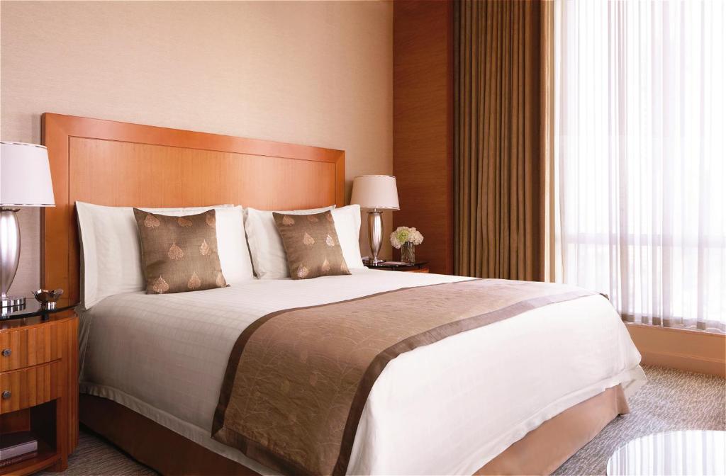 Трехместный (Номер «Премьер» с 2 кроватями размера «queen-size» и видом на море) отеля Four Seasons Hotel Mumbai, Мумбай