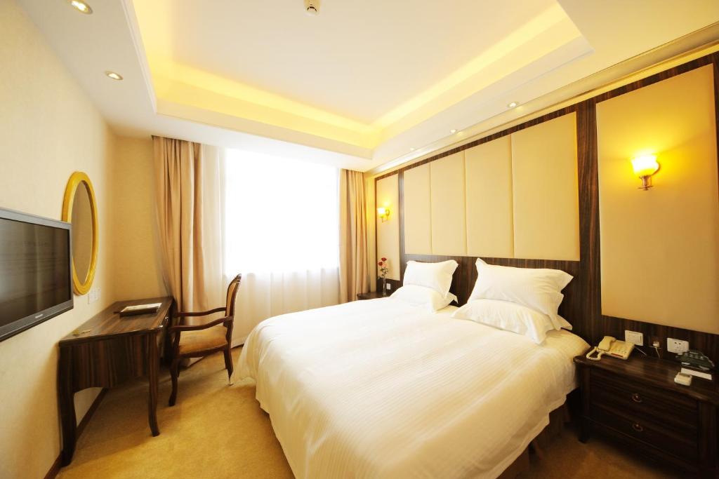 Двухместный (Для граждан материкового Китая — Номер с кроватью размера «queen-size») отеля Greentree Inn Shanghai West Huaxia Road Metro Station Express Hotel, Шанхай