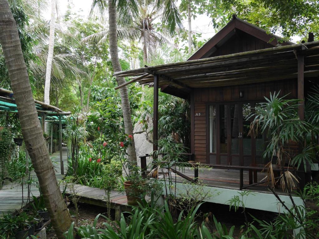 Сьюит (Полулюкс с видом на сад) курортного отеля Sunset Cove Resort, Пханган