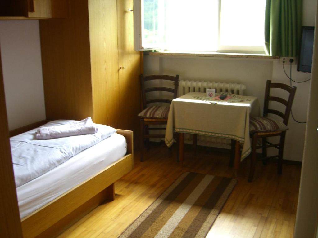 Двухместный (Двухместный номер с 2 отдельными кроватями) отеля Hotel Villa Emilia, Ортизеи
