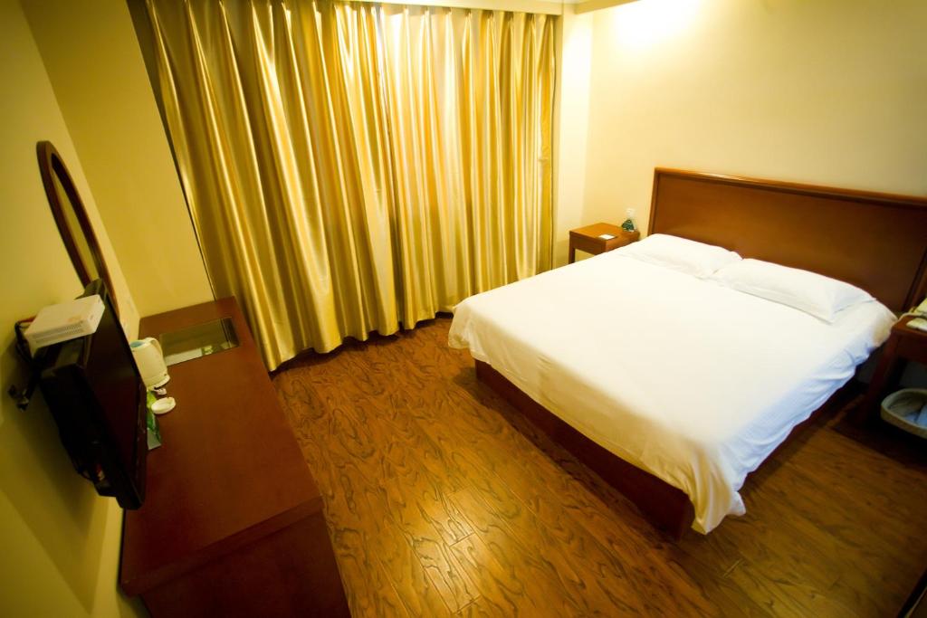 Двухместный (Для граждан материкового Китая — Номер с кроватью размера «queen-size») отеля GreenTree Inn Shanghai Meilan Lake Hutai Road Express Hotel, Баошань
