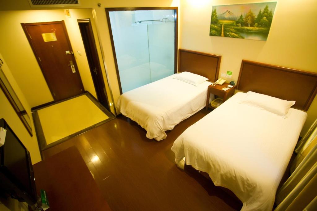 Двухместный (Для граждан материковой части Китая — Стандартный двухместный номер с 2 отдельными кроватями) отеля GreenTree Inn Shanghai Meilan Lake Hutai Road Express Hotel, Баошань