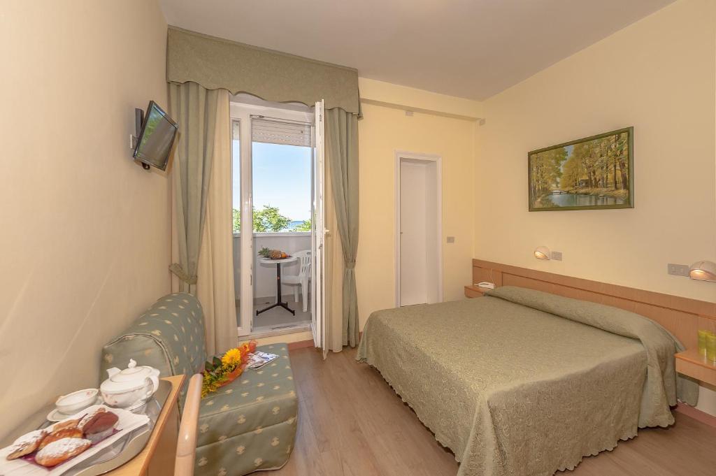 Двухместный (Двухместный номер с 1 кроватью или 2 отдельными кроватями и балконом) отеля Hotel Corinna, Римини