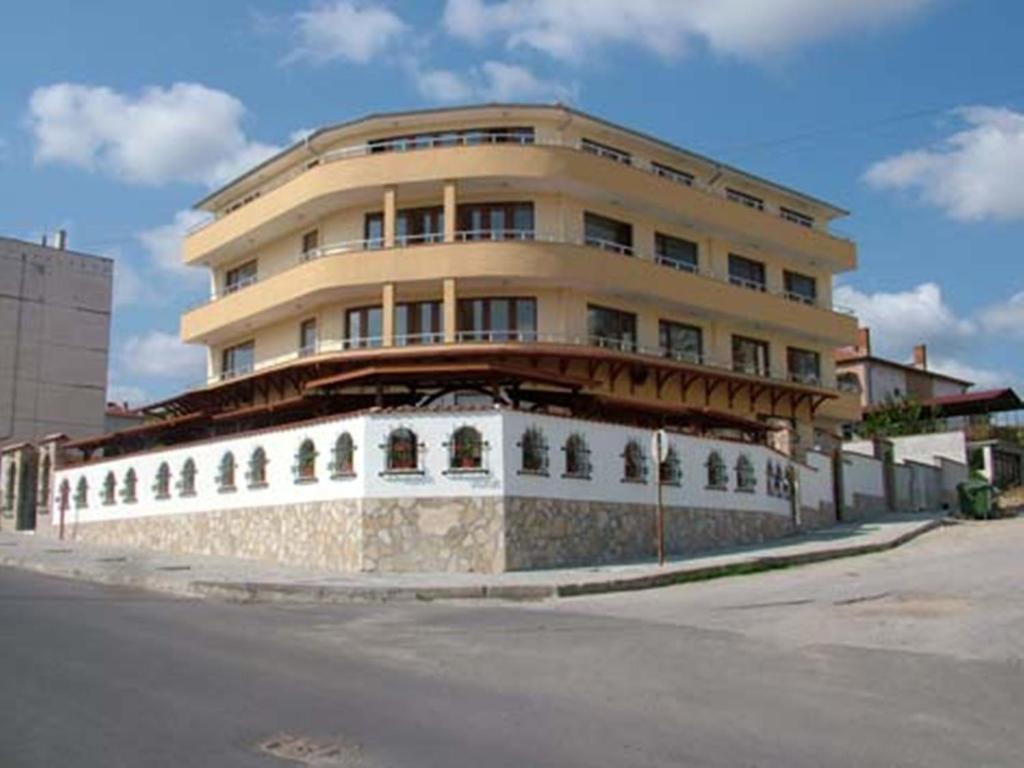 Отель St. Constantine and Helena Hotel, Ивайловград
