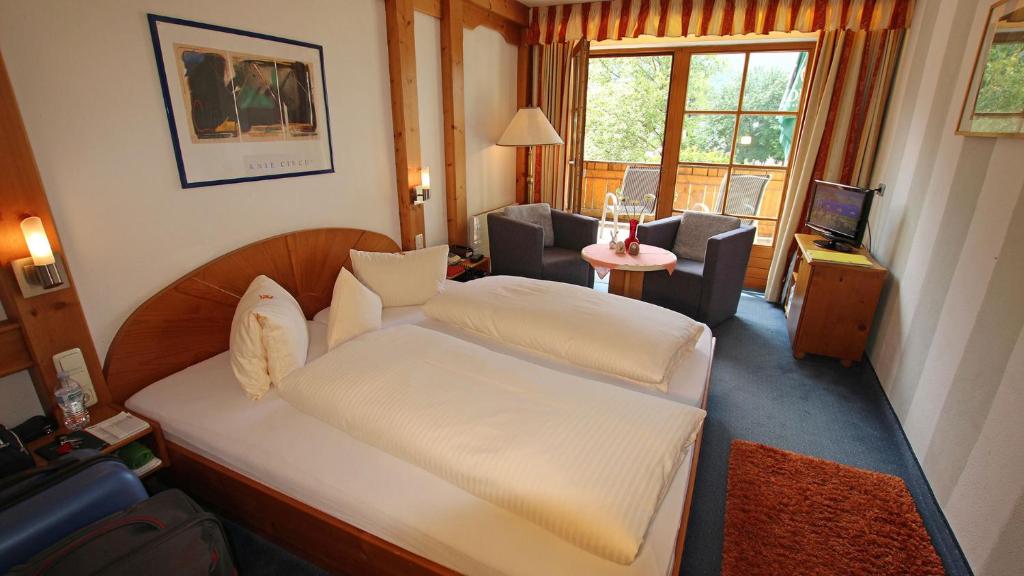 Двухместный (Двухместный номер Comfort с одной двуспальной кроватью, без балкона) отеля Hotel Alpin, Эрвальд