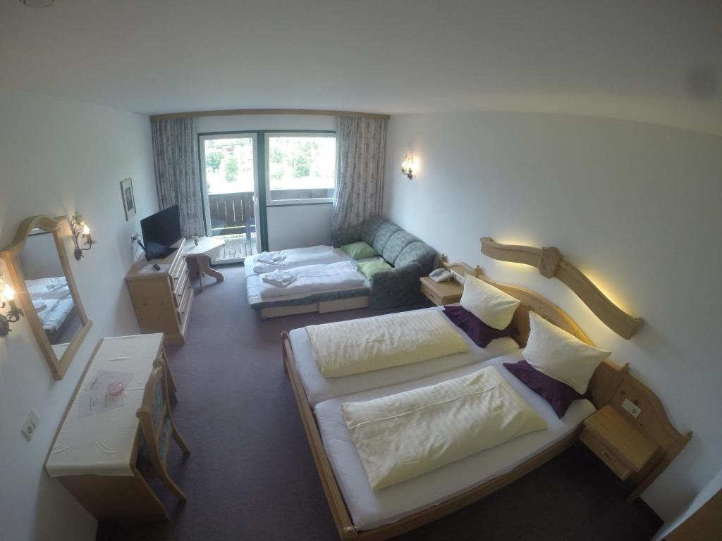 Четырехместный (Улучшенный четырехместный номер с видом на горы) отеля Hotel Gruberhof, Инсбрук