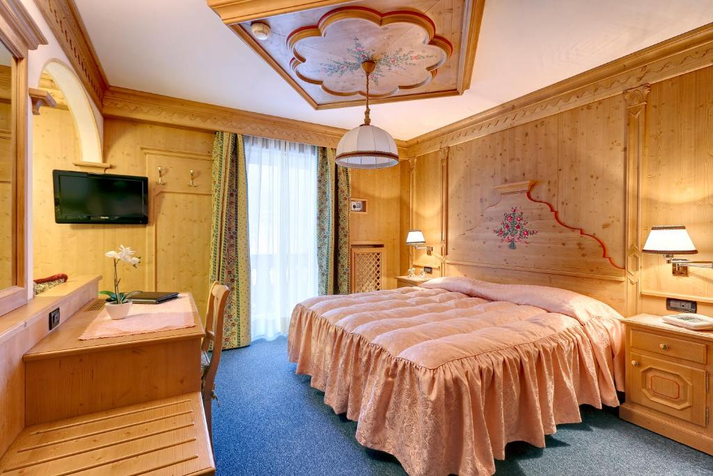 Двухместный (Comfort Double Room with Balcony and View with Spa Access) отеля Hotel Columbia, Кортина-д'Ампеццо