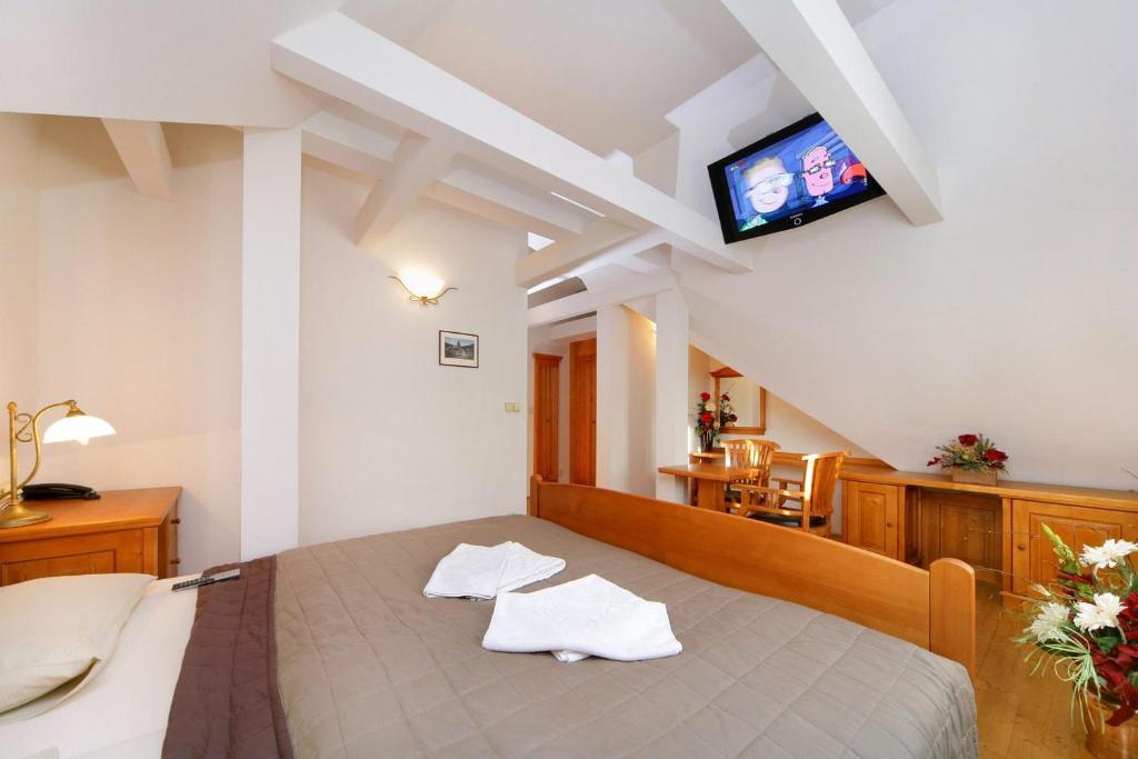 Двухместный (Двухместный номер с 1 кроватью или 2 отдельными кроватями и дополнительной кроватью) отеля Pizzeria Belmonte, Шпиндлерув Млын