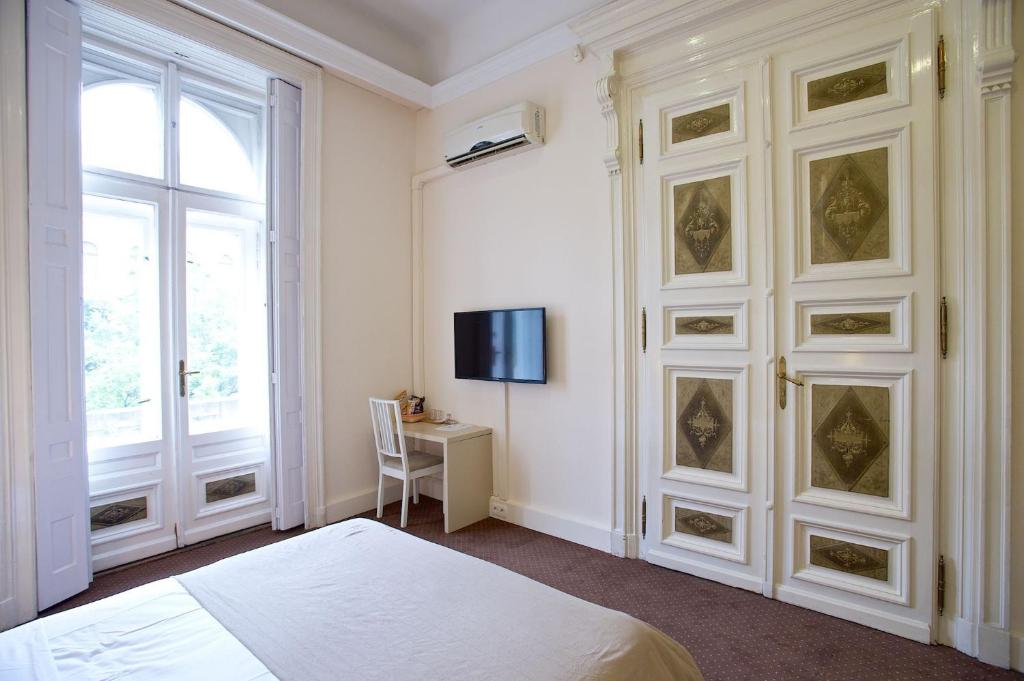 Двухместный (Улучшенный двухместный номер с 1 кроватью или 2 отдельными кроватями, вид на город) отеля Andrassy Thai Hotel, Будапешт