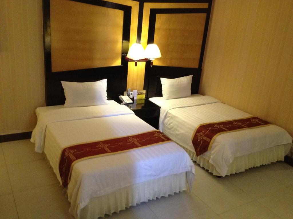 Двухместный (Номер Делюкс бизнес-класса с кроватью размера «queen-size») отеля Guang Dong Hotel, Гуанчжоу